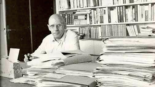 Só há loucura em uma sociedade.  Só há loucura sob as regras de exclusão da sociedade.