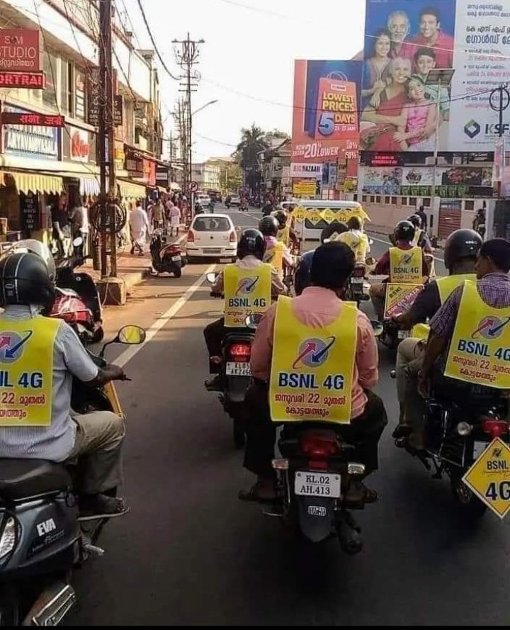 केरल में टेलीकॉम कंपनी बीएसएनएल के कर्मचारी सड़को पर BSNL की मार्केटिंग कर रहे हैं। इस क्रांति में हंसराज मीणा का कोई रोल नहीं है, यह आप सभी के प्रयास से हो रहा हैं। #Port_in_BSNL