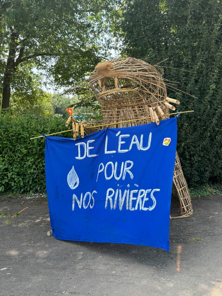 [1/3] Nous sommes au Village de l’eau, avec de nombreux·ses autres citoyen·ne·s, pour lutter de manière non violente contre les #mégabassines.
Il s’agit d’une lutte pour l'environnement et pour notre démocratie.
#NoBassaran ! #StopMégabassines