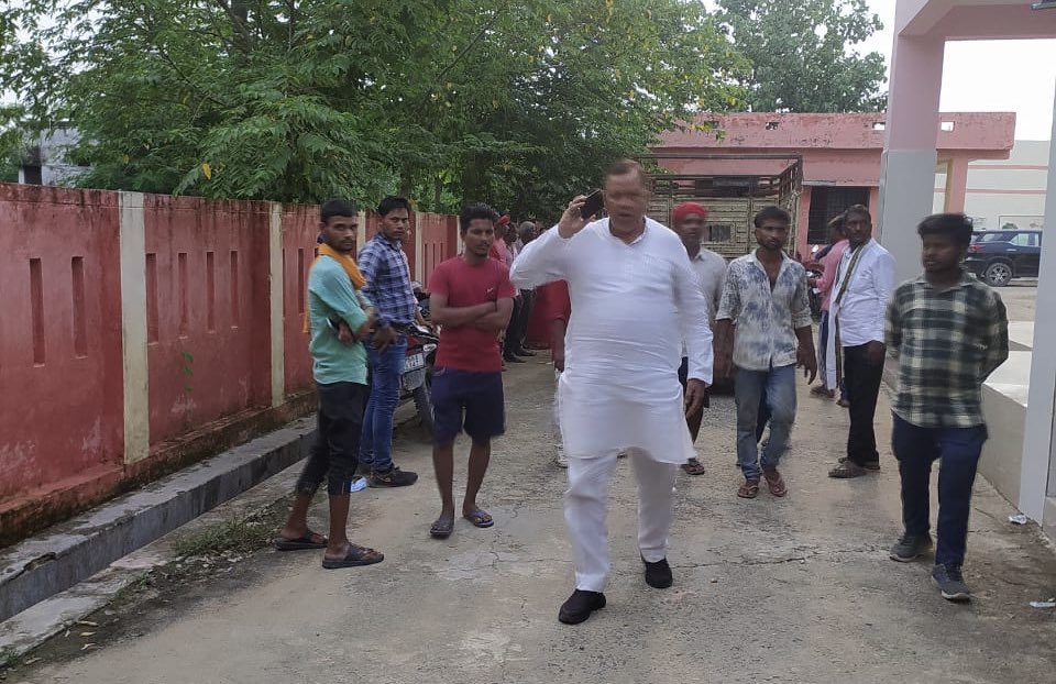jairampandey312's tweet photo. हृदयविदारक घटना सुन के मन व्यथित है!

गोहनिया निवासी श्री शिव मूरत यादव जी का होनहार सुपुत्र ईश्वर के चरणों में चला गया!

सूचना मिली, दिल्ली में संदिग्ध पारिस्थियों में निधन हो गया, जिसका शव खलीलाबाद CHC लाया गया,जहां
पोस्टमार्टम कराके तथ्य तक पहुँचने का प्रयास करवा रहा हूँ| 🙏🏻😞 https://t.co/esu0Dgg7yC