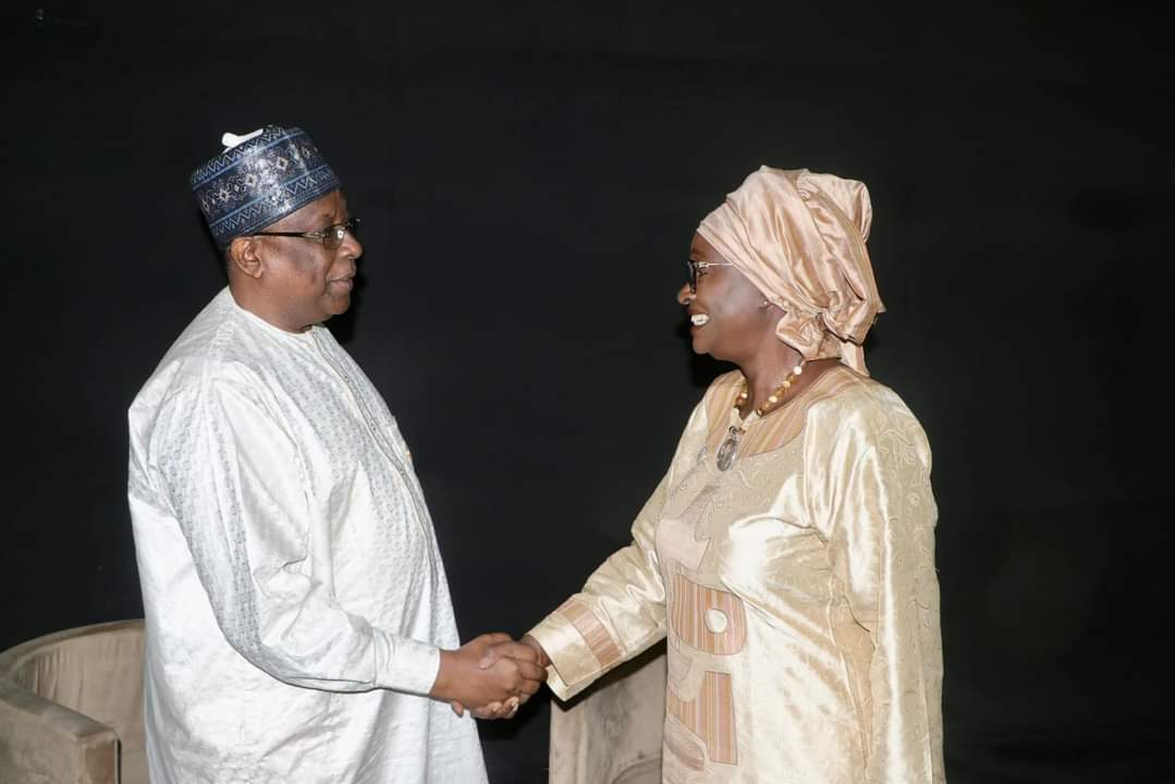 Ministre des Affaires Étrangères, <a href="/Akoulamallah/">Koulamallah Abderaman</a>, a rencontré son homologue sénégalais, <a href="/YassineFall/">Yassine Fall</a>, lors de la 45ème Session du Conseil Exécutif de l'Union Africaine. Ils ont discuté du décès tragique de l'étudiante tchadienne Steffi Kaguer à Dakar.