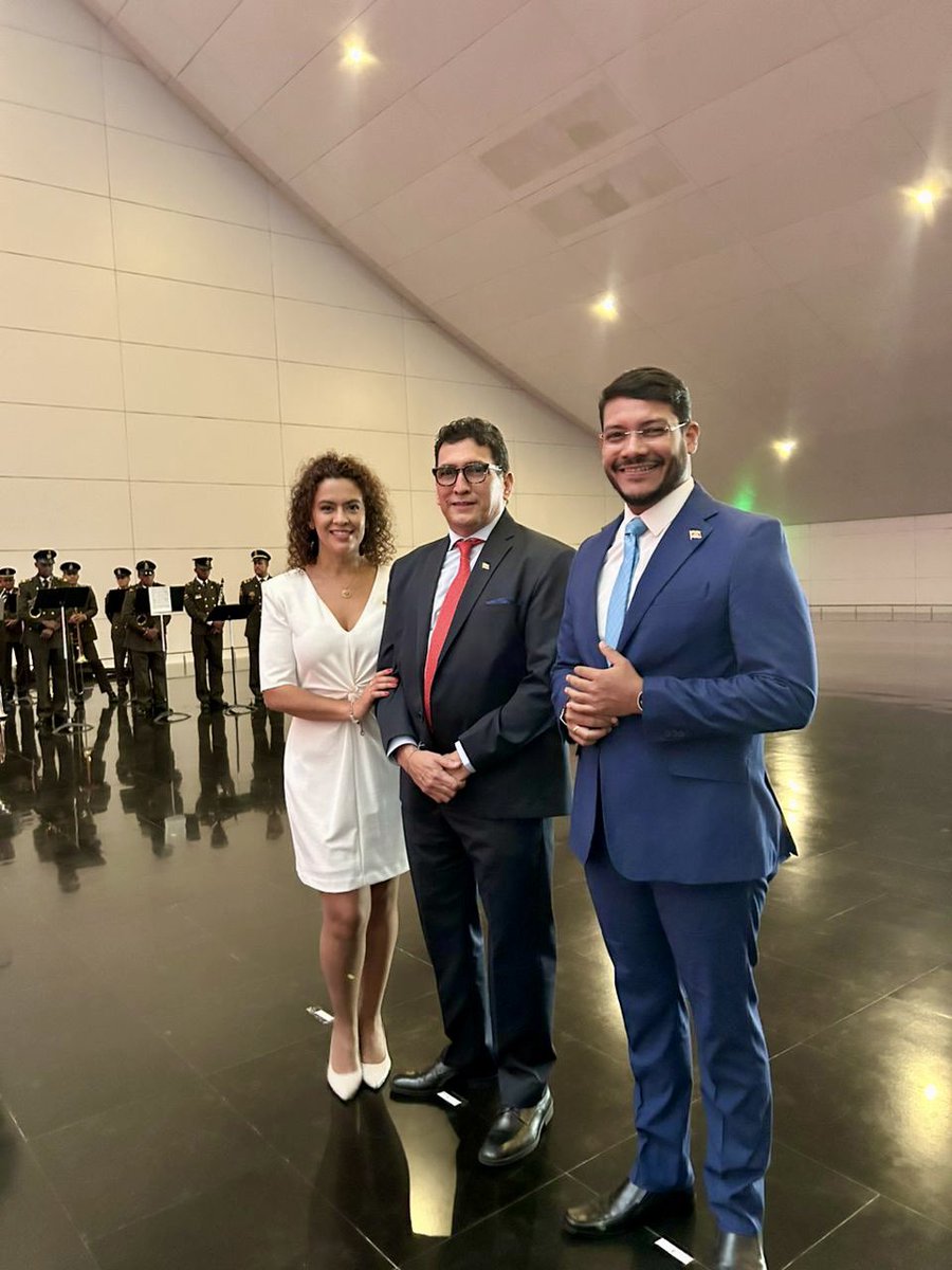 ColombiaEmbVzla's tweet photo. El Embajador Milton Rengifo presidió la Ofrenda Floral, en el Panteón Nacional, por los 214 años de la Independencia de Colombia. Al acto asistió el viceministro @RanderPena, representantes del cuerpo diplomático y asociaciones de colombianos. @CancilleriaCol @infopresidencia https://t.co/KeuKvjXTYB