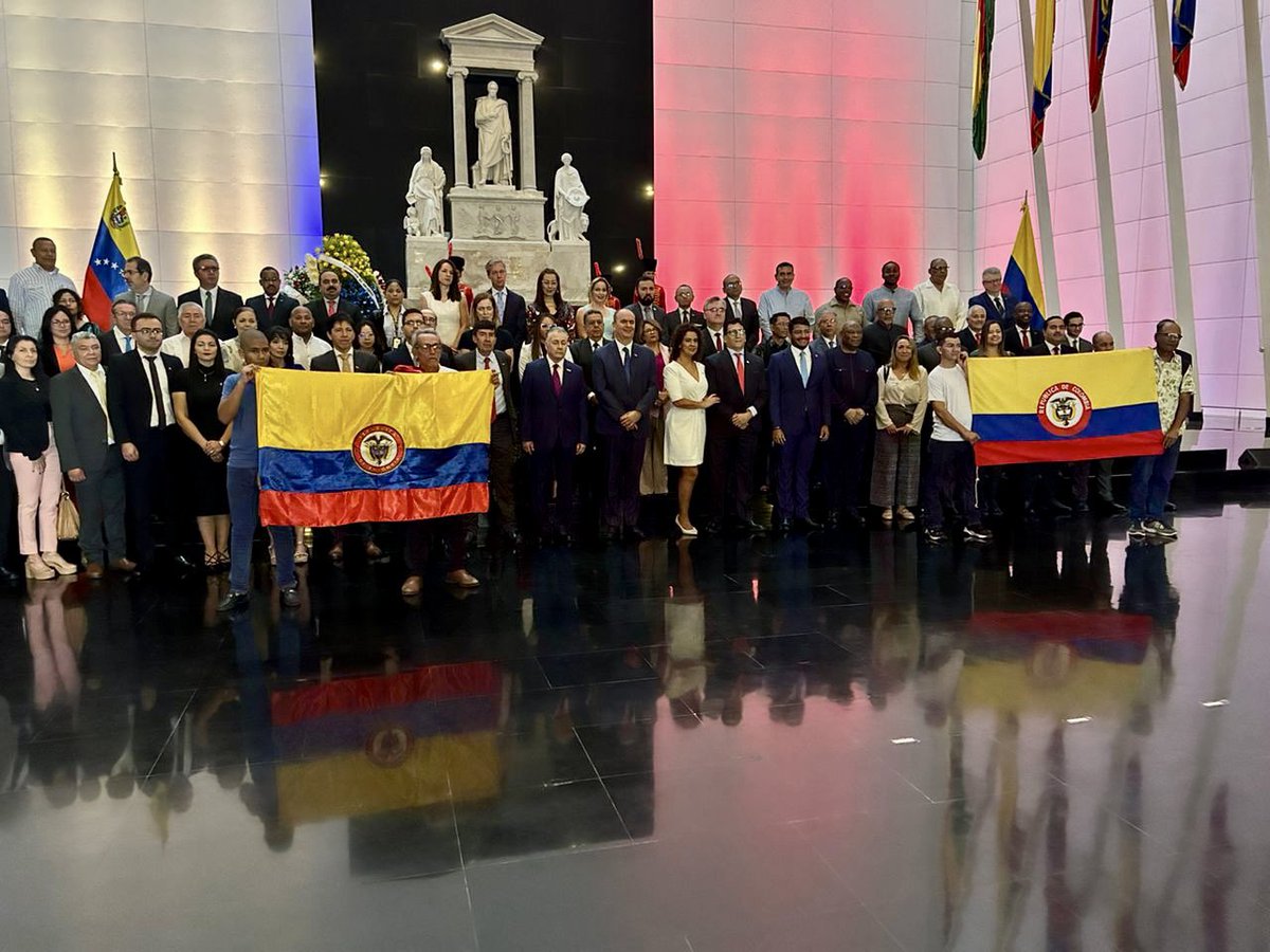 El Embajador Milton Rengifo presidió la Ofrenda Floral, en el Panteón Nacional, por los 214 años de la Independencia de Colombia. Al acto asistió el viceministro <a href="/RanderPena/">Rander Peña Ramírez</a>, representantes del cuerpo diplomático y asociaciones de colombianos. <a href="/CancilleriaCol/">Cancillería Colombia</a> <a href="/infopresidencia/">Presidencia Colombia 🇨🇴</a>