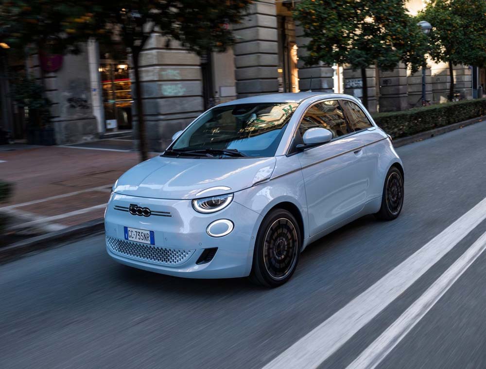 AntonioJose_EV's tweet photo. Ventas de coches eléctricos en junio:

🇪🇸 5.684 unidades (2,9% menos que en junio de 2023). Plan de ayudas Moves.

🇮🇹 13.145 unidades (118% más que en junio de 2023). Plan de ayudas con descuento directo en la compra del vehículo. 

No hay nada más que añadir. https://t.co/w0TSYH9KSB
