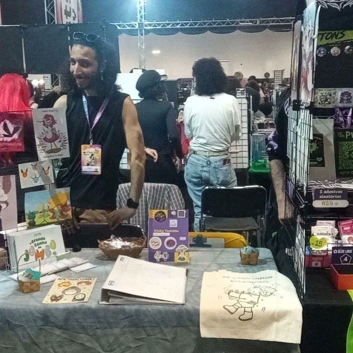 DelfiniTiago's tweet photo. Vem ver Vicky na mesa 136 do @animefriends 

Lá você pode pegar nosso livro o grande sonho de jombo!

Tem promoção de flash tattoos;

Tem ecobag que cabe seus prints;

Tem novidade que é chaveiro e também cartela de adesivo!

Só vir

#animefriends2024 #artistsalley #artista https://t.co/9GHtAeiXbI