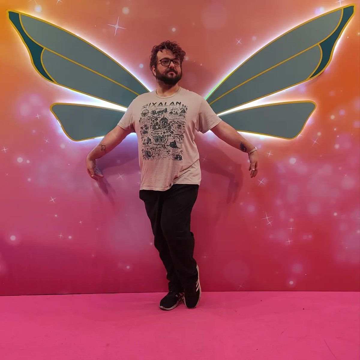 DelfiniTiago's tweet photo. Vem ver Vicky na mesa 136 do @animefriends 

Lá você pode pegar nosso livro o grande sonho de jombo!

Tem promoção de flash tattoos;

Tem ecobag que cabe seus prints;

Tem novidade que é chaveiro e também cartela de adesivo!

Só vir

#animefriends2024 #artistsalley #artista https://t.co/9GHtAeiXbI