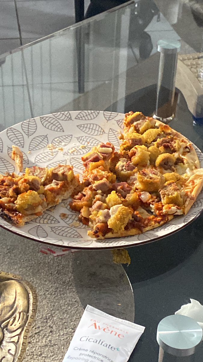 depreswag's tweet photo. traîner avec des garçons c’est vraiment manger ça MDRRRR (pizza aux cordons bleus je vous conseille fort les reufs) https://t.co/8z6gZ9Vv20