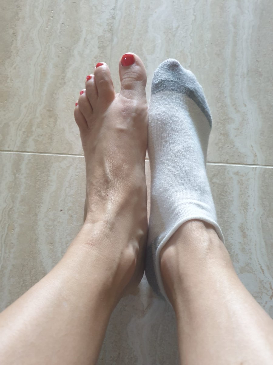 MissMignolino's tweet photo. #cutefeet #Feet #feetmodels #footmodeling #feetqueen #feet #piedi #feetfinder #feetseller #feetlover #feetprincess #feetmodels #classic #prettytoes #redpolish #footmodelswanted #barefoot #fyp https://t.co/GBtz4zoKY4