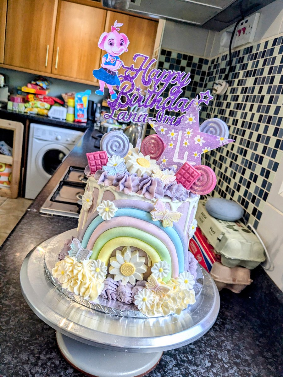 KellGraves's tweet photo. A rather OTT birthday cake for my daughters birthday ✨ https://t.co/JpMeKWu9k5