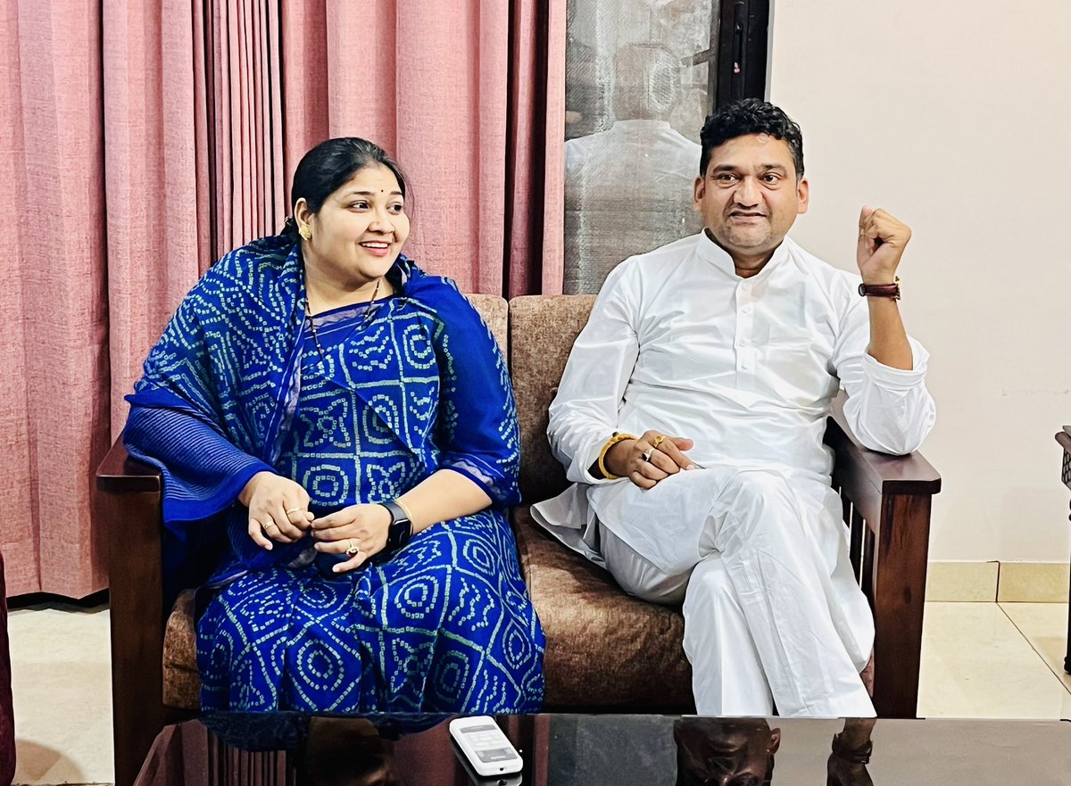 आज जयपुर स्थित आवास पर बामनवास विधायक श्रीमती इंदिरा मीणा जी ने मुलाक़ात की। 
इस दौरान लूणकरणसर से कांग्रेस प्रत्याशी रहे एवं राजस्थान प्रदेश कांग्रेस कमेटी महासचिव भाई डॉ. राजेंद्र मूंड जी के जन्मदिवस के अवसर पर शुभकामनाएँ प्रेषित की।
<a href="/IndiraMeena_/">Indira Meena</a> <a href="/DrRajendraMoond/">DR Rajendra Moond</a> <a href="/INCRajasthan/">Rajasthan PCC</a>