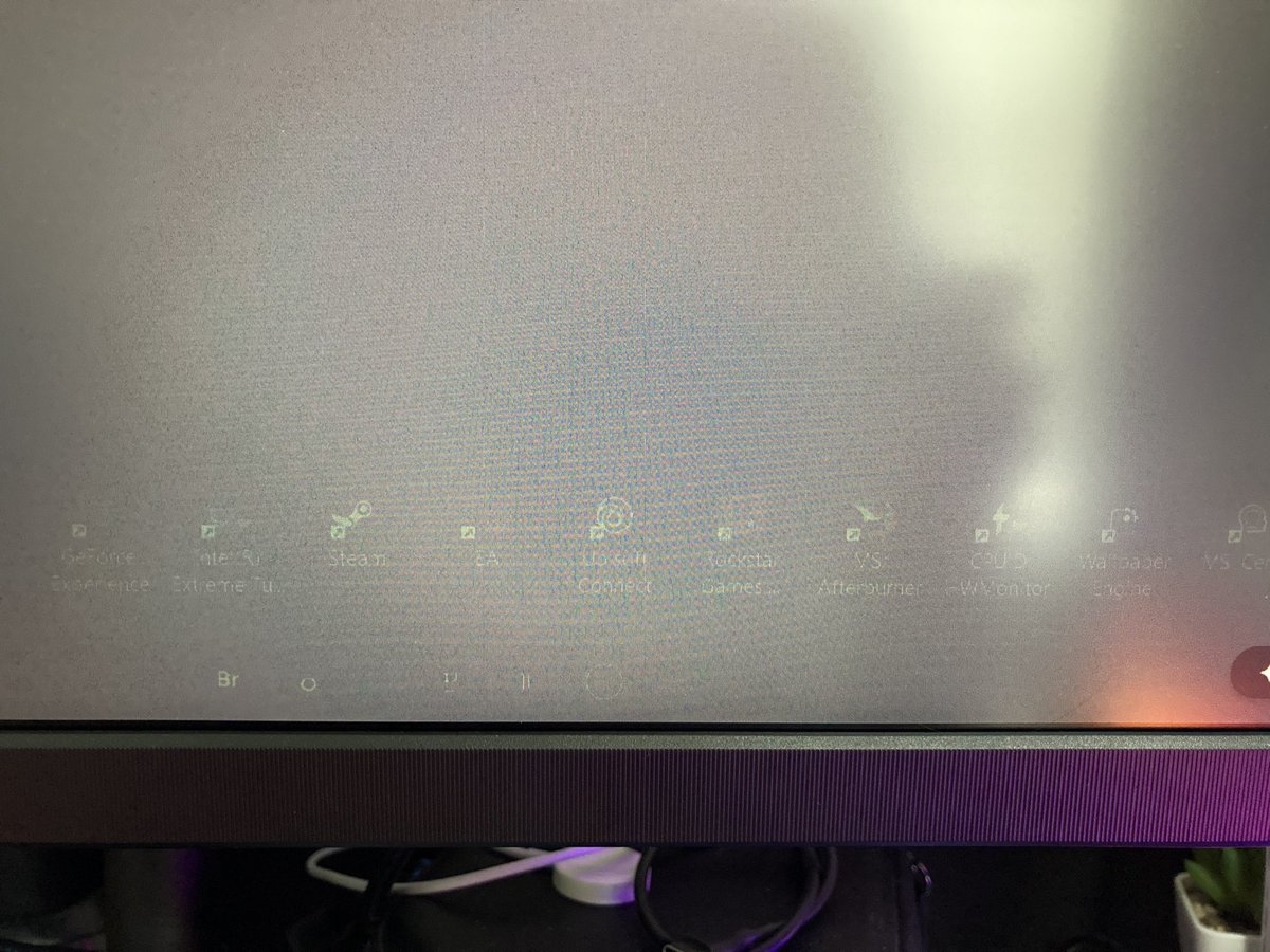 fragger57's tweet photo. Got a new @Acer monitor yesterday and this is after just 30 minutes of displaying my desktop. You can very clearly see the icons burned into the monitor.
I’ve already contacted support and am getting it RMAed, but how does this make it through QA? https://t.co/wdr4z03viD