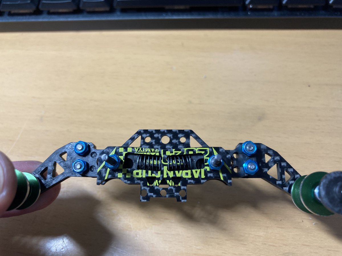 niikuni_mini4's tweet photo. フルCNCで工事完了です…
残りはカーボン磨いて1軸用の穴を調整したら終わり。
今のところ2Dで図面作ってる���どいずれは3Dで作って軸の調整も任せたいですね(出来るのか？) https://t.co/ekW64sK5AA