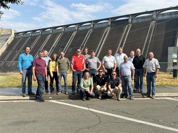 cpfarmsltd's tweet photo. Great couple of days in the Columbia basin in Washington. Hot AF but great group of guys to learn and network with. Thanks to our host @McCainFoodsUSA and the local growers for showing us how to get 800cwt/ac yields 😉 https://t.co/KMbHuMRCvd