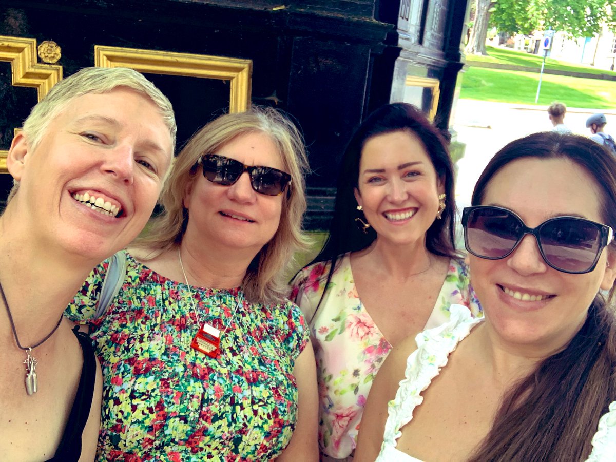 emstylesauthor's tweet photo. Keeping cool with @TracyDarnton @BrookeHardwick  and Katy Brent. (3/4 #TeamThorneycroft) #HelloHarrogate #TheakstonsCrime ☀️☀️☀️ https://t.co/OHWCWa0nuQ