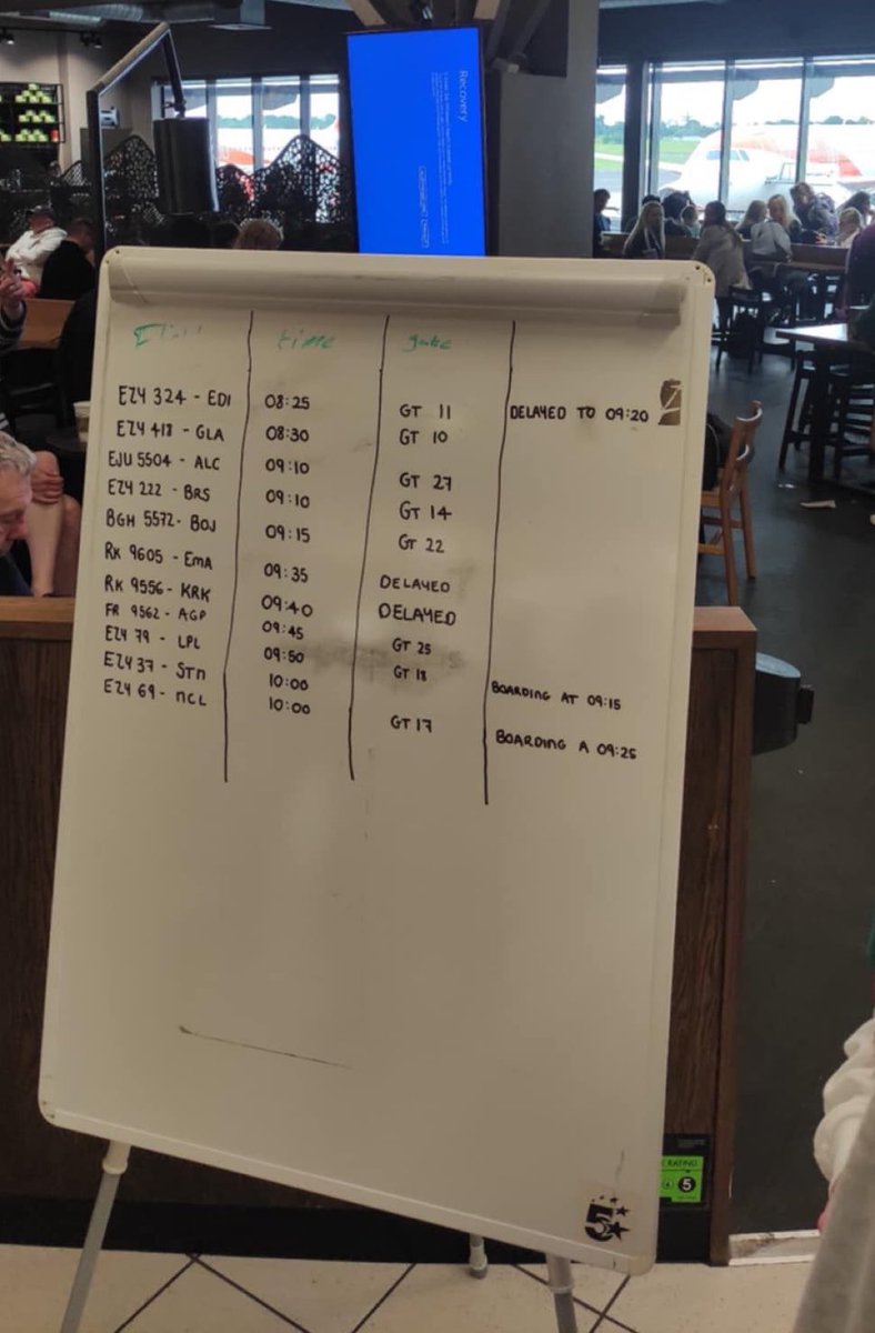 OrionSecLatam's tweet photo. Varios aeropuertos han optado por seguir sus operaciones con cronogramas o boletas escritas a mano, debido a la caída global del sistema. 

#Windows #Crowdstrike #bluescreenofdeath 

Via @AlertaNews24 https://t.co/zZYLaF6S5r