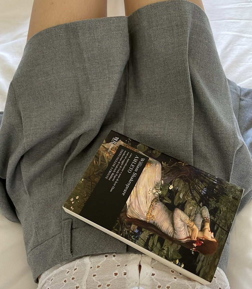 __ella___ella__'s tweet photo. enter ophelia https://t.co/go3bKBfV7M