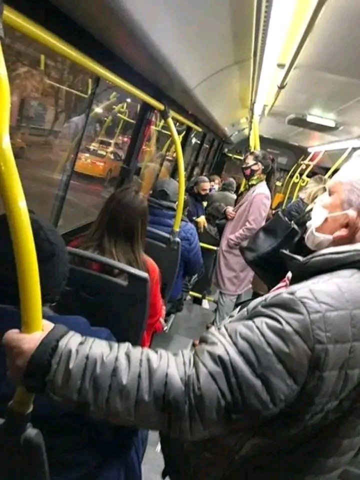 Mi momento favorito de viajar en bondi es cuando se cruza mal un auto y el chofer se prende de la bocina, y todos miramos mal al del auto Todos unidos, como una gran familia respaldando a nuestro chofer, odiando al conductor del auto