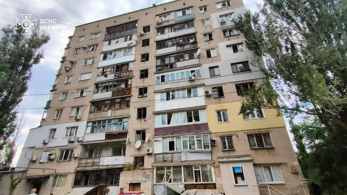 grntmedia's tweet photo. У Миколаєві окупанти вдарили по дитячому майданчику поблизу будинку. Станом на цей час відомо про 5 поранених та 3 загиблих.

Про це повідомив Володимир Зеленський. https://t.co/KQ6JbmdNO3