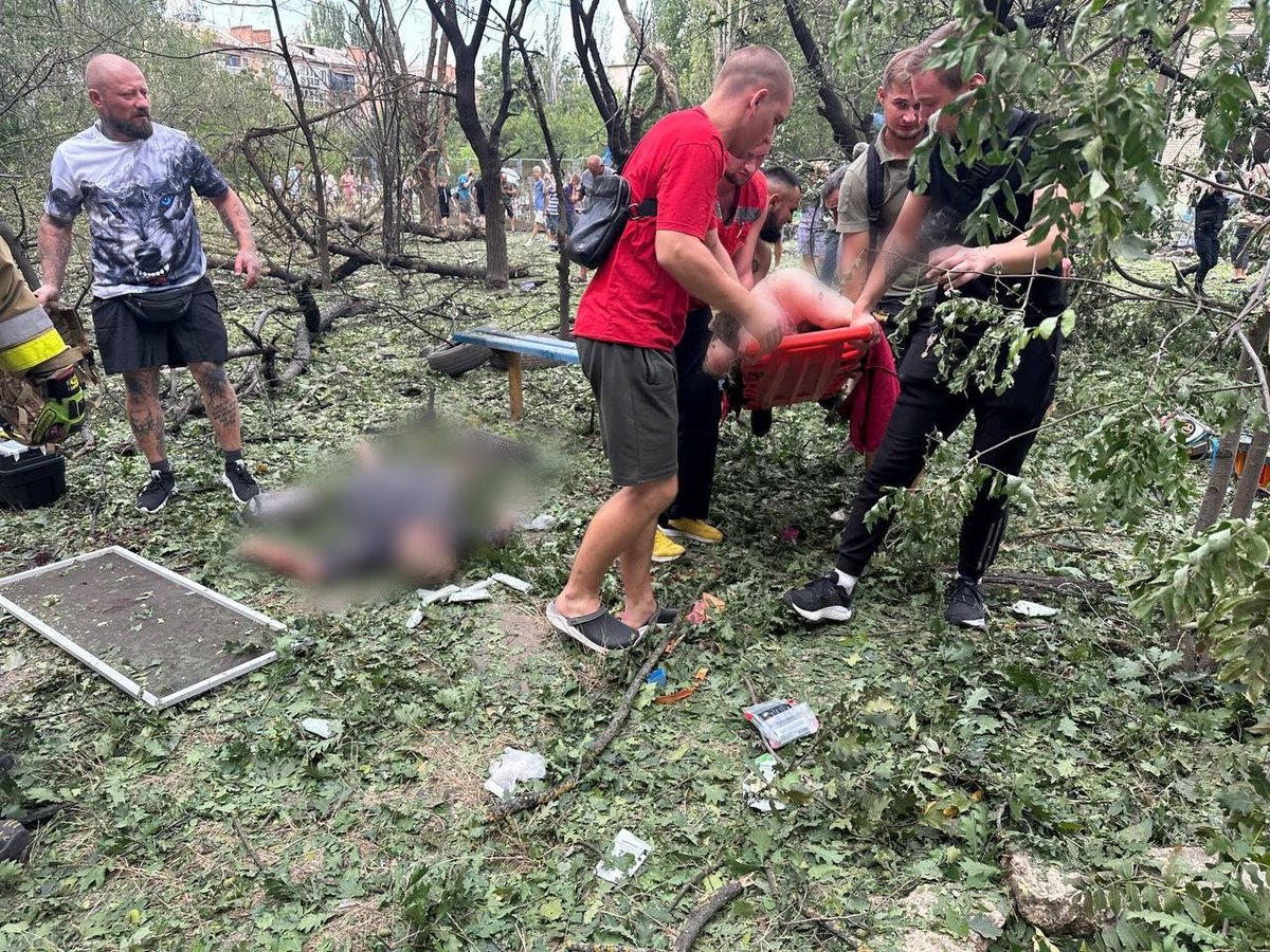 grntmedia's tweet photo. У Миколаєві окупанти вдарили по дитячому майданчику поблизу будинку. Станом на цей час відомо про 5 поранених та 3 загиблих.

Про це повідомив Володимир Зеленський. https://t.co/KQ6JbmdNO3