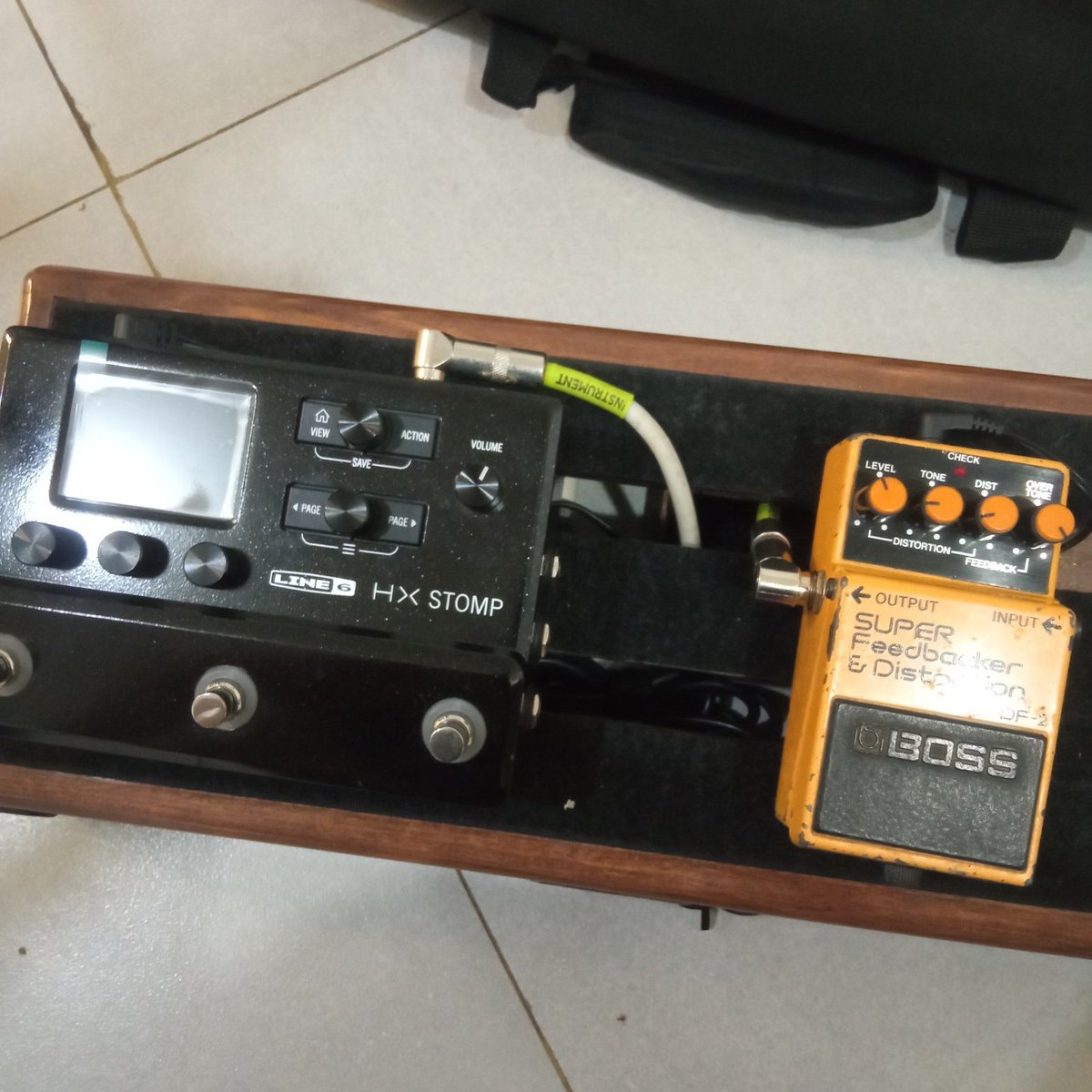 bobjinbro's tweet photo. #GearSetup
Di video cover gitar DAY6 - Not Fine ini versi aslinya gaada sound effect "ngingggg. . ." nya.
Tapi gue coba variasiin pake analog effect yang namanya Super Distortion & Feedbacker dari BOSS. Stompbox ini kabarnya udah langka, tapi josss bisa buat booster juga👊🏻🔥 https://t.co/NgDl54ToaV