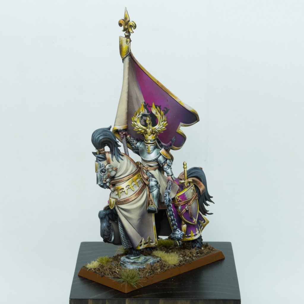 Hi everyone!
Today I’m bringing you this photo of my lastest comission: a battle standar bearer mounted.
A great miniature of <a href="/warhammer/">Warhammer Official</a> 
Hope you like it! 
#Warhammer #Bretonia