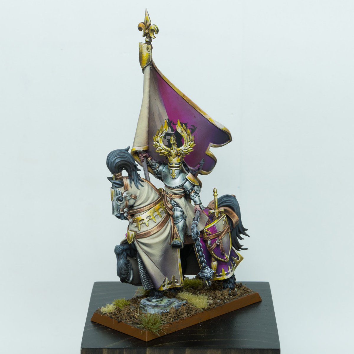 ¡Hola a todos! 
Os dejo por aquí la foto de uno de mis últimos encargos: un portaestandarte a caballo para Bretonia. Una gran figura de <a href="/warhammer/">Warhammer Official</a> 
¡Espero que os guste!
#Warhammer #Bretonia