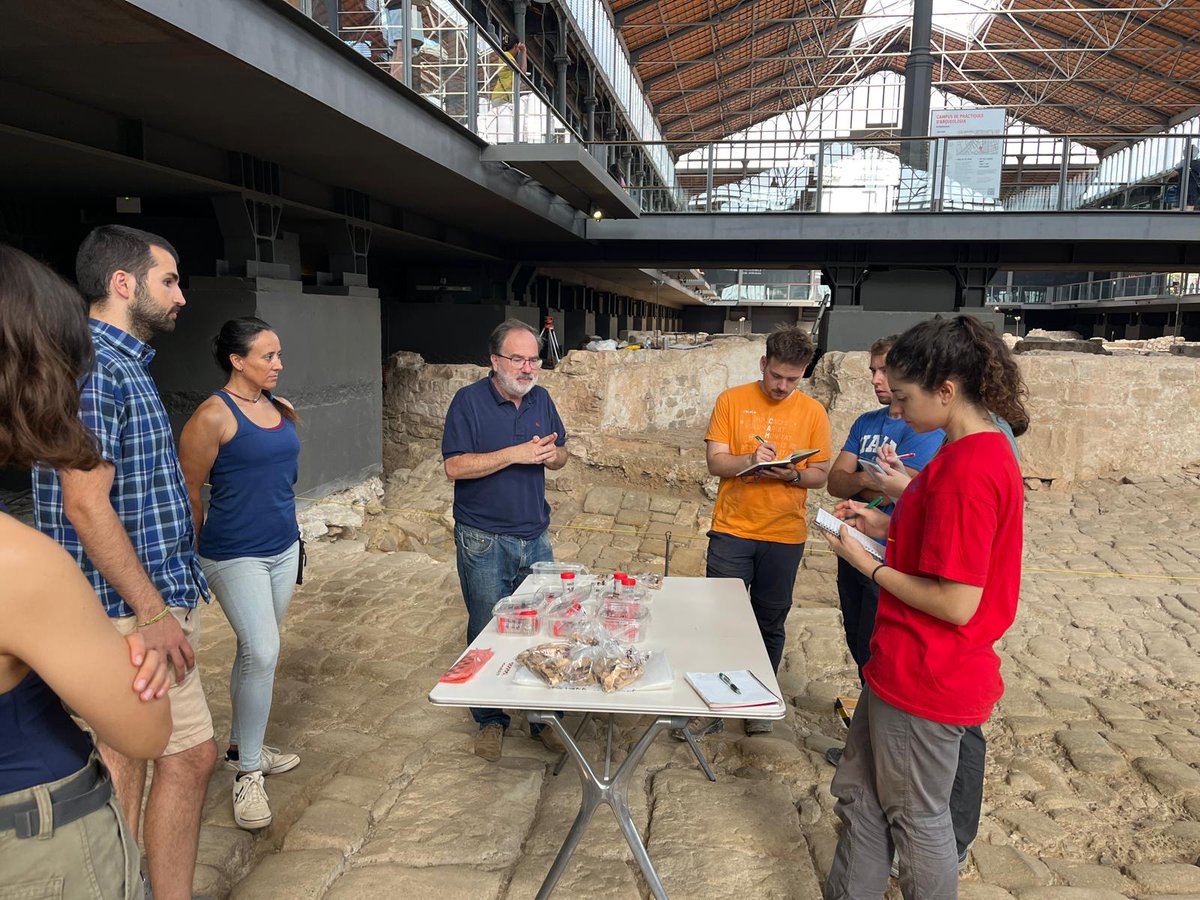 arqueologia_ub's tweet photo. Segona masterclass de zooarqueologia urbana, incloent les restes d'ictiofauna, per a mostrar els estudis sobre el proveiment i consum càrnic a la Barcelona medieval i moderna, i l'activitat pesquera i el consum de peix. Imoartida per Jordi Nadal i Arnau Brosa @ElBornCCM https://t.co/mMjBVsQM2p