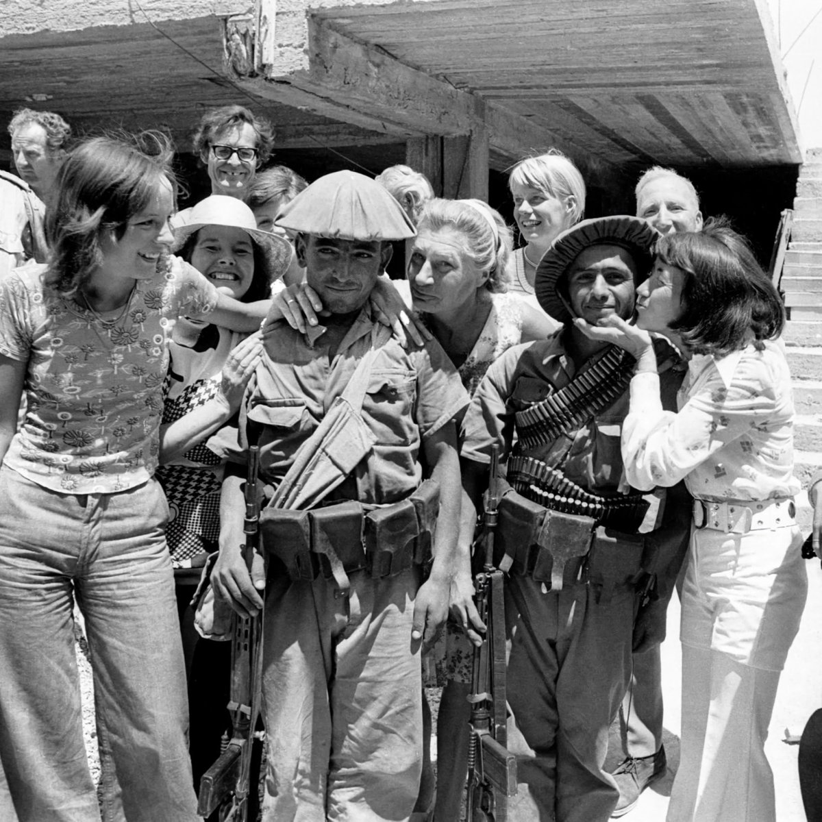 Kıbrıs Harekâtı sırasında adada mahsur kalan turistlerin tahliyesinde görev alan iki Türk askeri ve turist hanımefendiler, 1974.