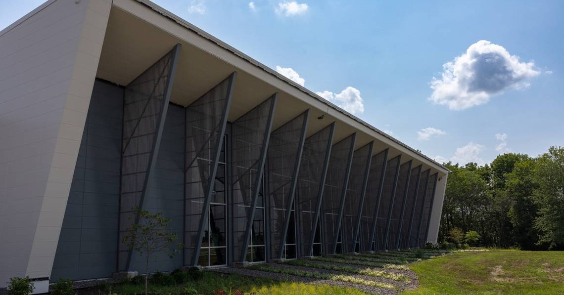 IllinoisEDC's tweet photo. .@SWICedu opened its new advanced manufacturing training academy in #BellevilleIL. 🙌 

The academy will further solidify Illinois' status as a hub for manufacturing and bolster the state's top-tier talent pipeline.

More in @bellevillenewsd: https://t.co/0WGoUHhTMw https://t.co/ZSqPTqZr87