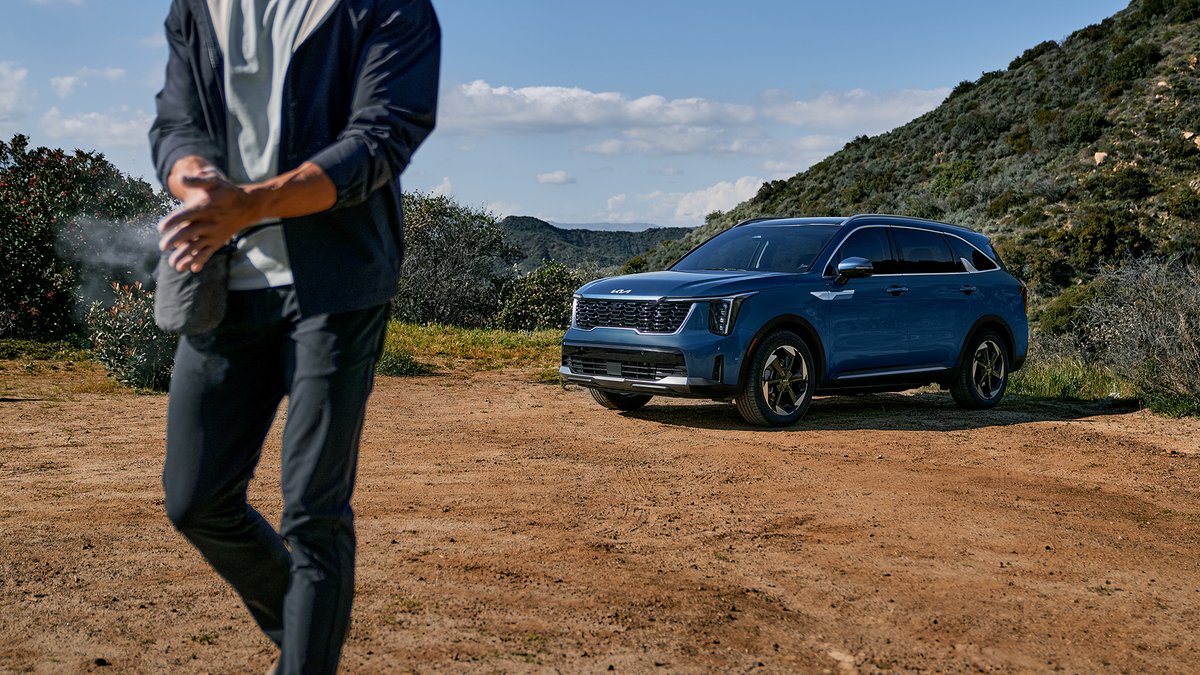 Kia's tweet photo. Something about a blue hybrid that just puts us in our zone. #KiaSorento https://t.co/KfwJxrDHt9