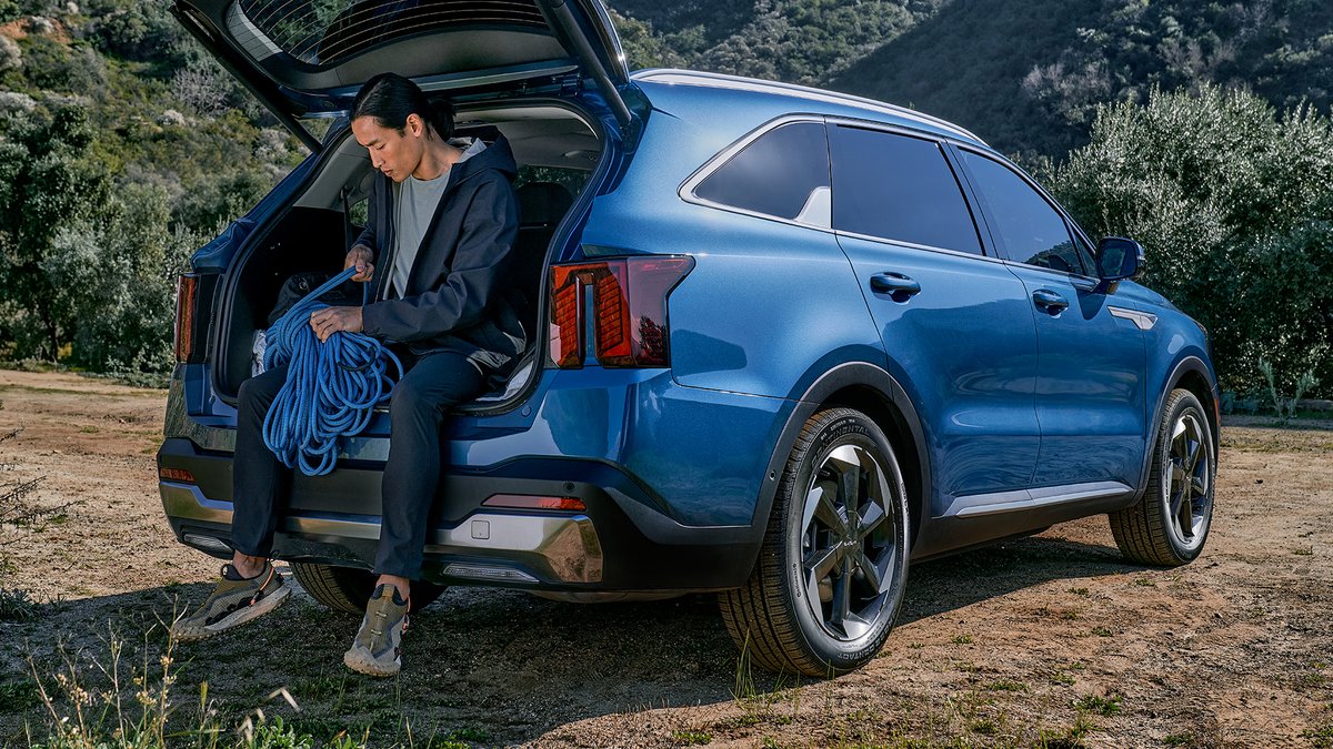Kia's tweet photo. Something about a blue hybrid that just puts us in our zone. #KiaSorento https://t.co/KfwJxrDHt9