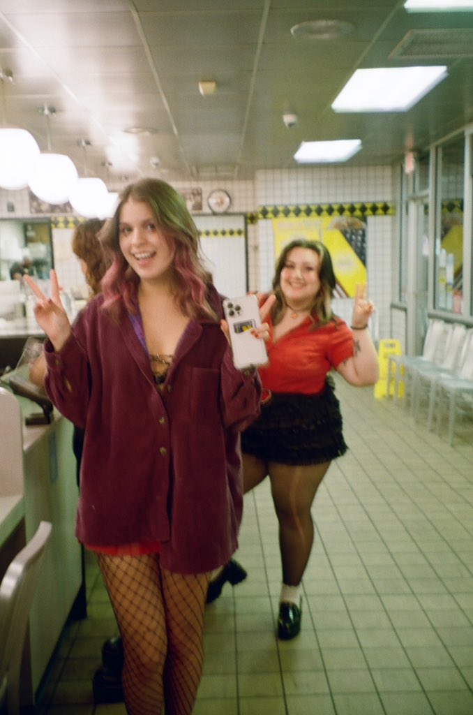 sidehoobs's tweet image. happy birthday to my sunshineee☀️i hope everybody in the sunshine state knows what monumental event they’re experiencing with you there!! im so lucky to have you in my world, have the best day kelly 💖💐 @rainboarry