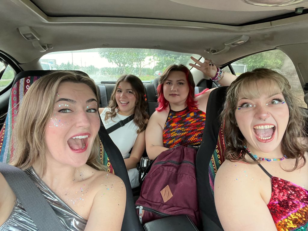 sidehoobs's tweet image. happy birthday to my sunshineee☀️i hope everybody in the sunshine state knows what monumental event they’re experiencing with you there!! im so lucky to have you in my world, have the best day kelly 💖💐 @rainboarry