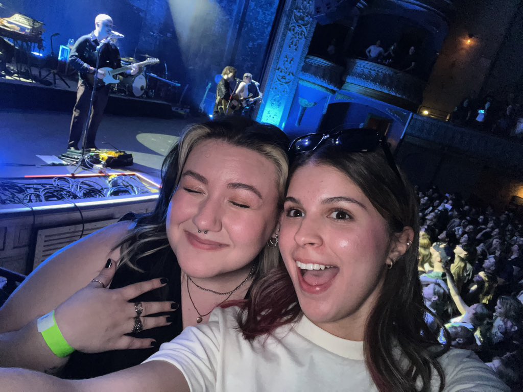 sidehoobs's tweet image. happy birthday to my sunshineee☀️i hope everybody in the sunshine state knows what monumental event they’re experiencing with you there!! im so lucky to have you in my world, have the best day kelly 💖💐 @rainboarry