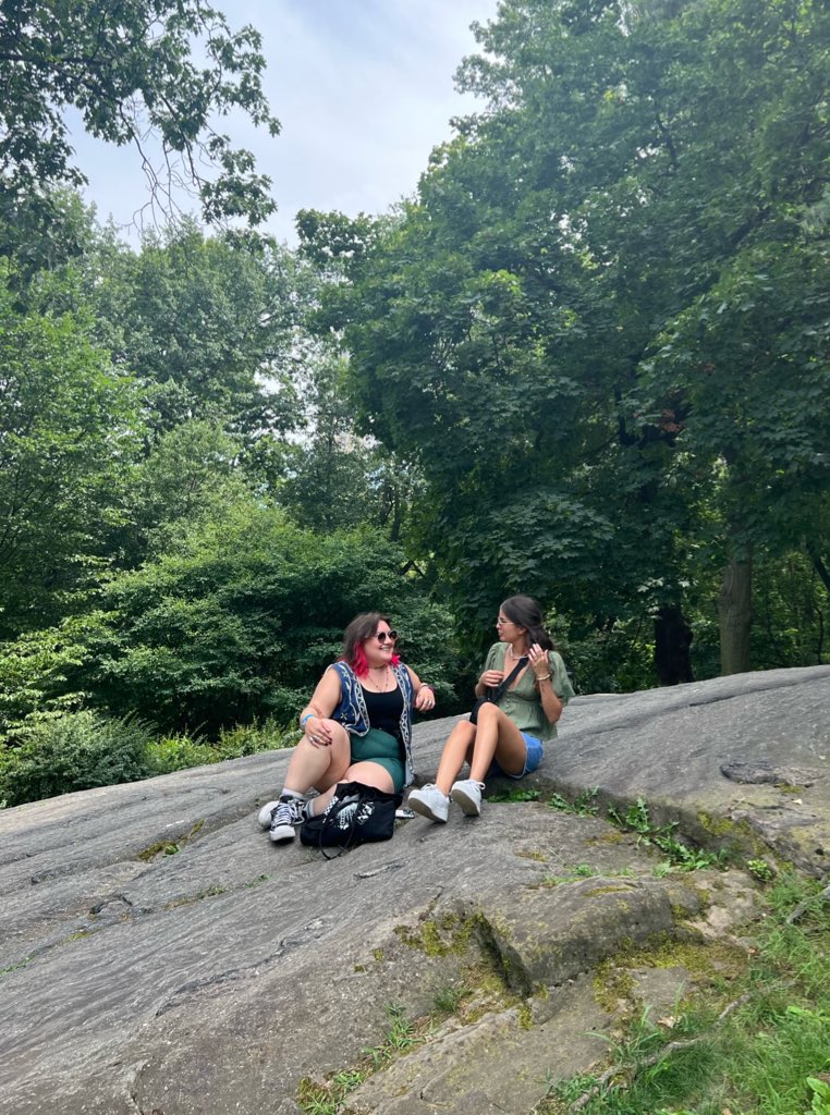 sidehoobs's tweet image. happy birthday to my sunshineee☀️i hope everybody in the sunshine state knows what monumental event they’re experiencing with you there!! im so lucky to have you in my world, have the best day kelly 💖💐 @rainboarry