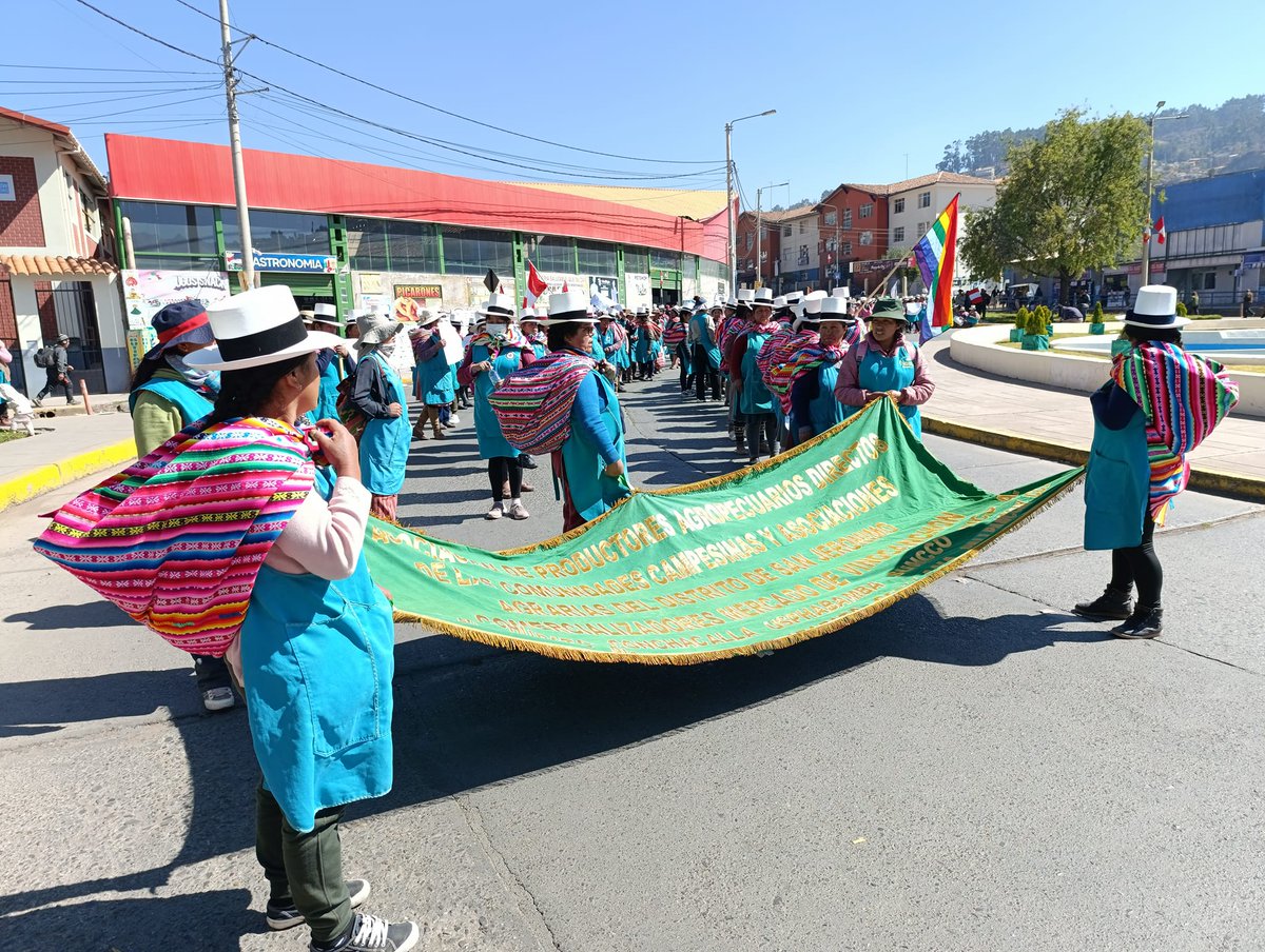 RedMuqui's tweet photo. Diversas organizaciones sociales como la Federación Departamental de Trabajadores de Cusco – #FDTC, #CGTP, Federación Agraria Revolucionaria Túpac Amaru -#FARTAC, entre otras, se movilizan ahora en la ciudad de #Cusco contra el régimen de #DinaBoluarte y #Congreso. Fotos: DHSF https://t.co/sQM04m6xz1