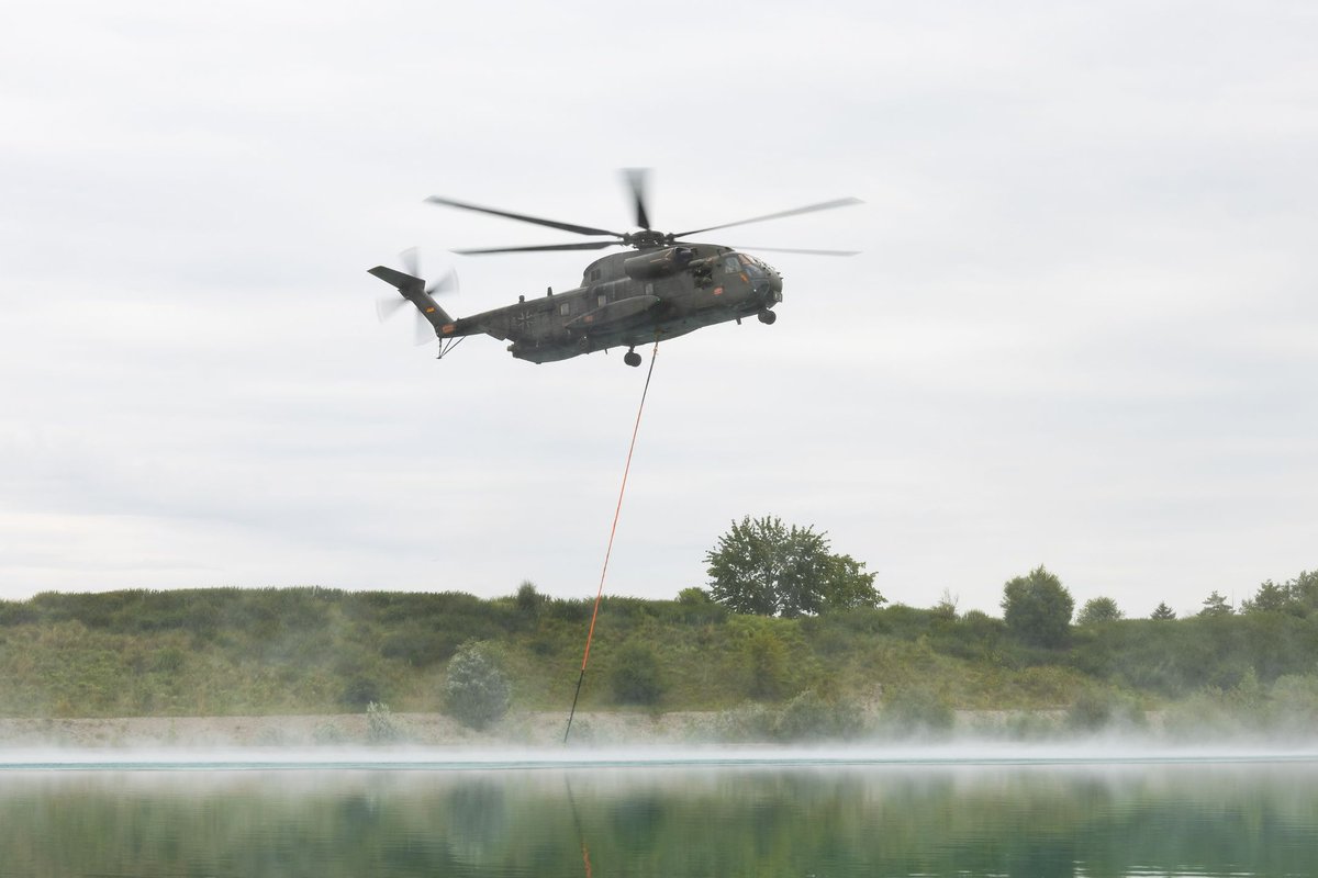AviaphotoYannis's tweet image. #Clearwater2024 at Lechfeld with some bad weather🫠
#CH53 #helicopter #luftwaffe