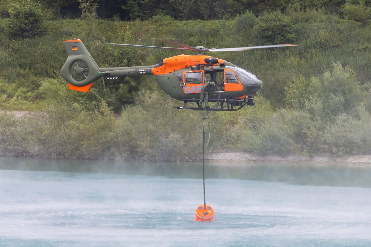 AviaphotoYannis's tweet image. #Clearwater2024 at Lechfeld with some bad weather🫠
#CH53 #helicopter #luftwaffe