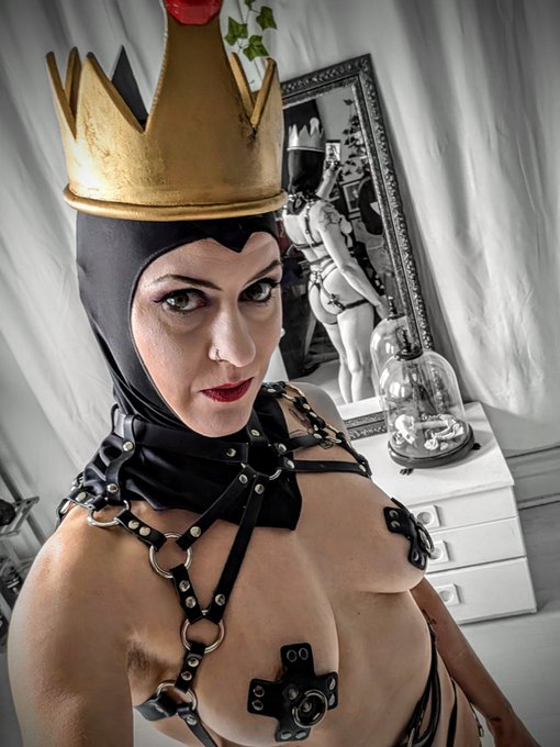 Doing evil queen shit. Video will be posted later today 😈👸 https://t.co/dkIBpYTOCU
