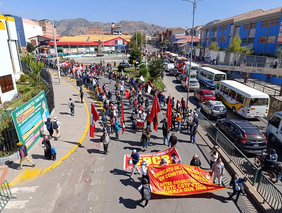 RedMuqui's tweet photo. Diversas organizaciones sociales como la Federación Departamental de Trabajadores de Cusco – #FDTC, #CGTP, Federación Agraria Revolucionaria Túpac Amaru -#FARTAC, entre otras, se movilizan ahora en la ciudad de #Cusco contra el régimen de #DinaBoluarte y #Congreso. Fotos: DHSF https://t.co/sQM04m6xz1