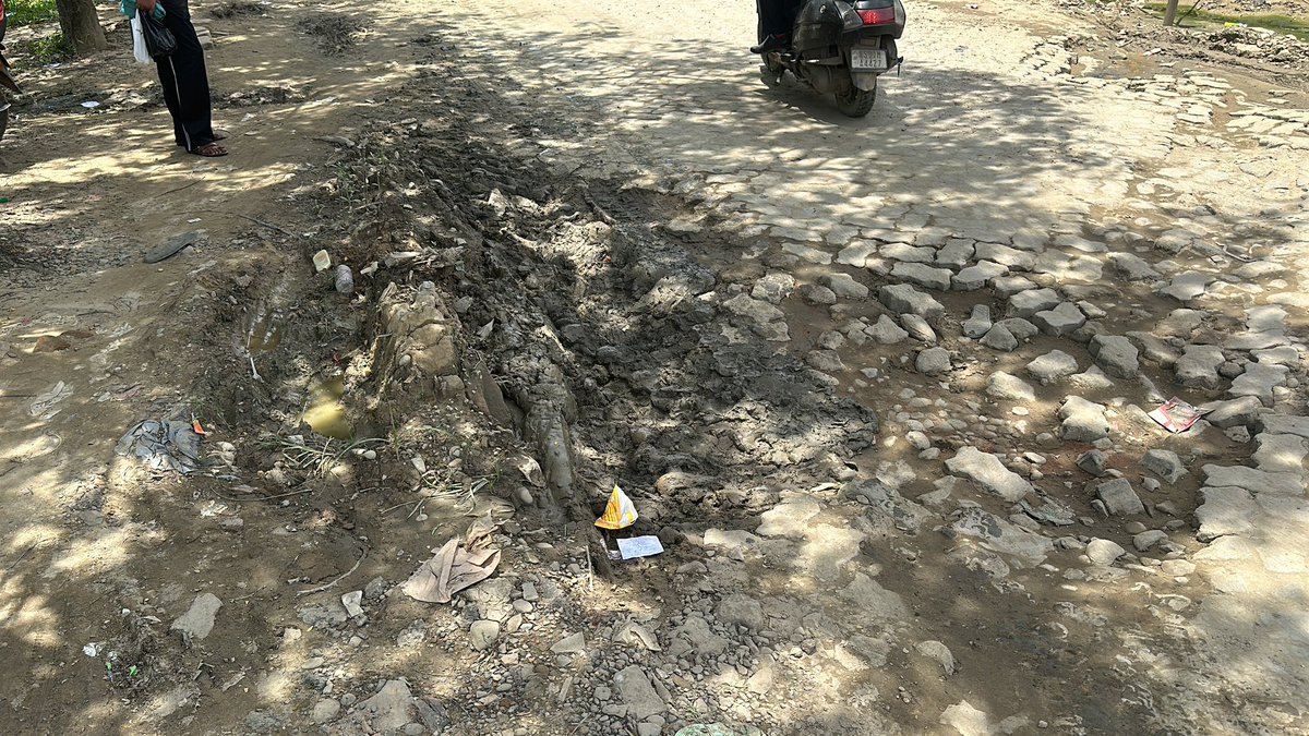ronaksethii's tweet photo. @amrut_MoHUA please tell your department to fill this land which is blocked for last 2 months. https://t.co/GVH5K2Re59