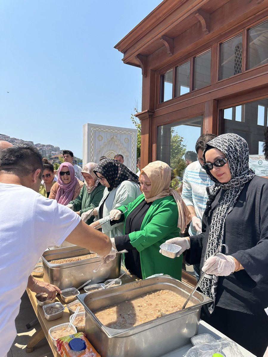TulaySayili's tweet photo. Kadın kolları il Başkanlığı olarak Uzun mehmet camiinde cuma namazı sonrası milletvekilimiz Sayın Ahmet Çolakoğlu ,Gençlik kolları başkanımız  ,merkez ilçe başkanımız  ve kıymetli teşkilatımızla birlikte hemşehrilerimize aşure ikramında bulunduk.

@aysekesir 
@AKKADINGM https://t.co/nHuwWb8c5S