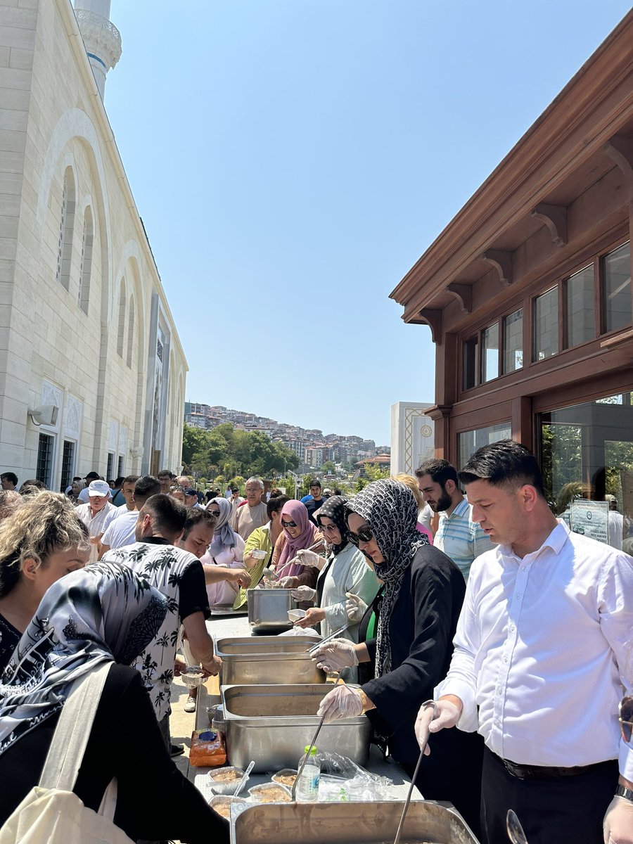 TulaySayili's tweet photo. Kadın kolları il Başkanlığı olarak Uzun mehmet camiinde cuma namazı sonrası milletvekilimiz Sayın Ahmet Çolakoğlu ,Gençlik kolları başkanımız  ,merkez ilçe başkanımız  ve kıymetli teşkilatımızla birlikte hemşehrilerimize aşure ikramında bulunduk.

@aysekesir 
@AKKADINGM https://t.co/nHuwWb8c5S