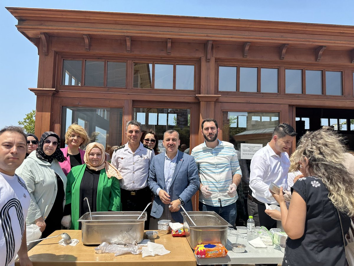 TulaySayili's tweet photo. Kadın kolları il Başkanlığı olarak Uzun mehmet camiinde cuma namazı sonrası milletvekilimiz Sayın Ahmet Çolakoğlu ,Gençlik kolları başkanımız  ,merkez ilçe başkanımız  ve kıymetli teşkilatımızla birlikte hemşehrilerimize aşure ikramında bulunduk.

@aysekesir 
@AKKADINGM https://t.co/nHuwWb8c5S