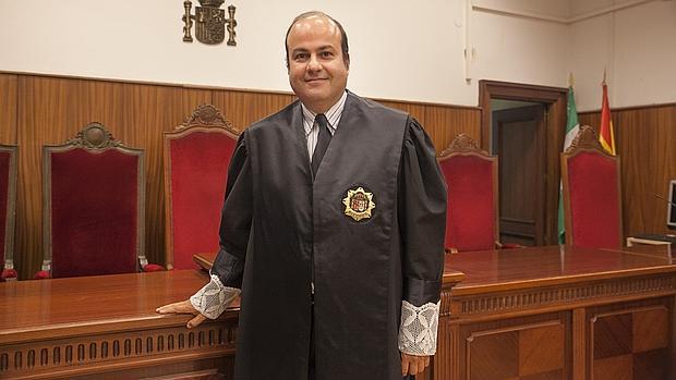 ApdhcroOrg's tweet photo. #CasoMarcos, prevaricó el juez instructor d juzgado núm 3 #Algeciras,D.Fernando Caballero García.  Retuvo las pruebas d la inocencia d Marcos, ascendido y a #Córdoba #lawfare @PilarLuelMercha @MartinaVelardeG @AlterCasLMancha @cordoba @IUCordoba @CoeGreco @Barreno55 @CoeGreco https://t.co/N0FDHrw7EX
