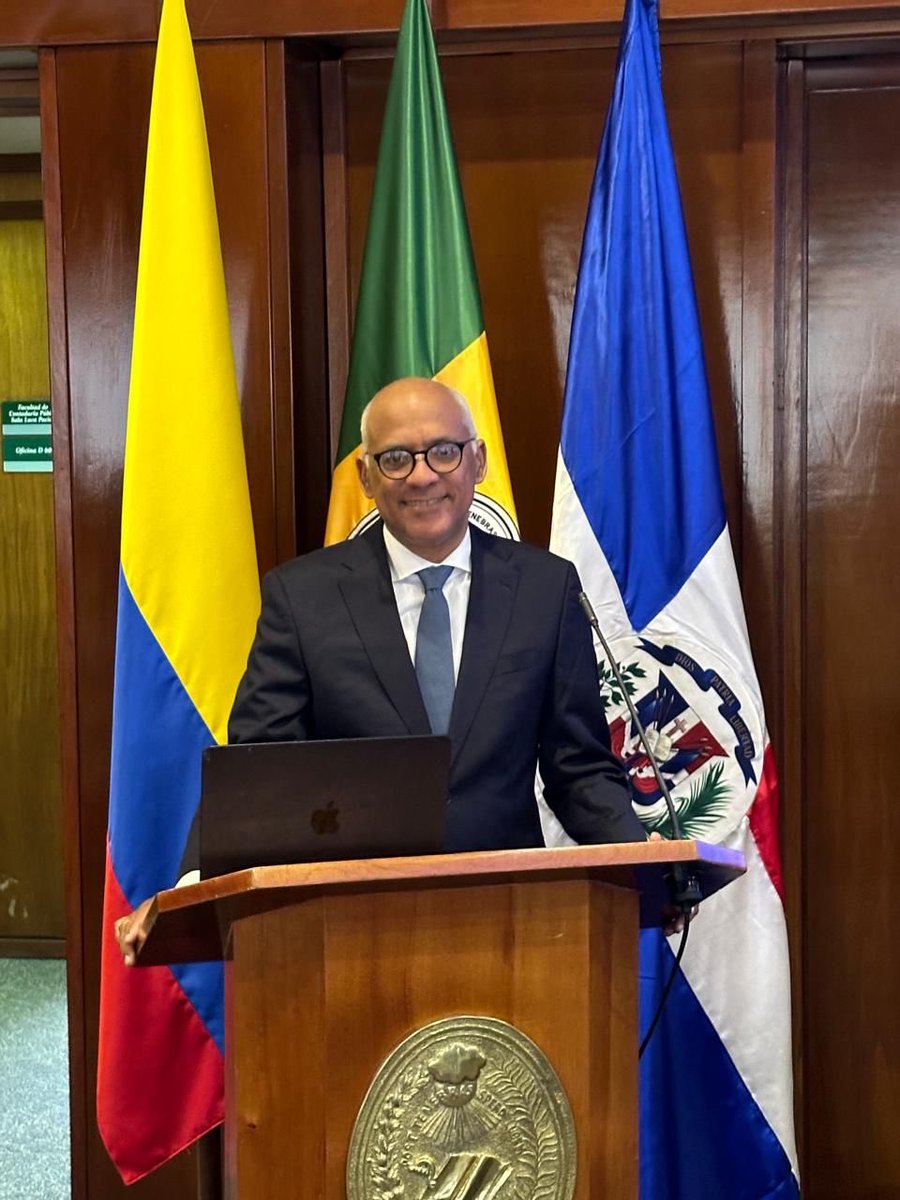 Nuestro profesor y compañero del doctorado Benjamín Rodriguez acaba de presentar exitosamente su tesis doctoral en la ⁦<a href="/UExternado/">U.Externado</a>⁩ ahora Doctor en Derecho con mención de honor. ⁦<a href="/PostgradoPUCMM/">Postgrado PUCMM</a>⁩ estamos orgullosos. Felicidades Dr. Benja