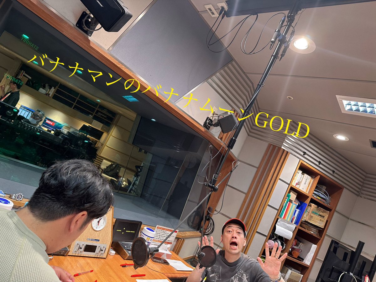カーディガンとクルーネックを着用した写真です。ご参考にどうぞ 
