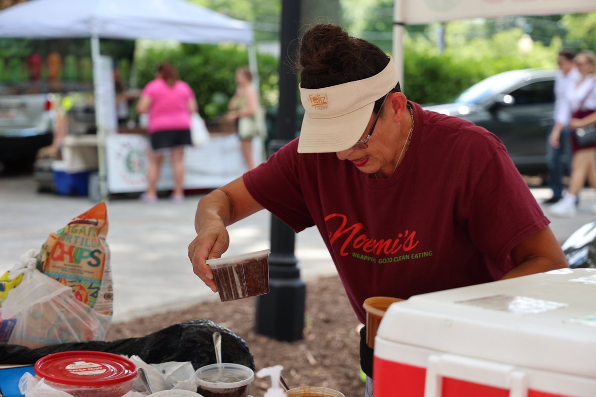 kennesawdt's tweet photo. 🌽 The Kennesaw Farmers Market is in full swing! Join us every Monday from 3:30-7:00 PM at Main Street and Moon Station Road, running through August 26. Enjoy fresh produce, baked goods, specialty items and local food trucks! 🥖🍓 

#KennesawFarmersMarket #SupportLocal https://t.co/26zIXiqJkz