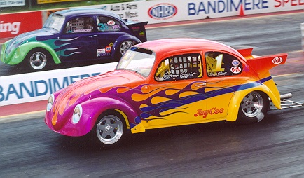 Bandimere's tweet photo. Throwing it back to one of our most family-friendly events over the years, the Colorado #bugin. Pictured is the 1998 event filled with the bug push, bug stuff, hula hoop contest, car show, swap meet and of course, drag racing.
#throwback #bandimere #thundermountain #volkswagen https://t.co/WtpaP4LgUF