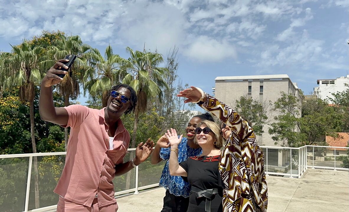 Échange entre Mahfousse et l’ambassadrice <a href="/chfages/">Christine Fages</a> autour de son parcours, de Youtube à la production audiovisuelle, de la jeunesse sénégalaise et de ses futurs projets… Cette fois sans caméra cachée !